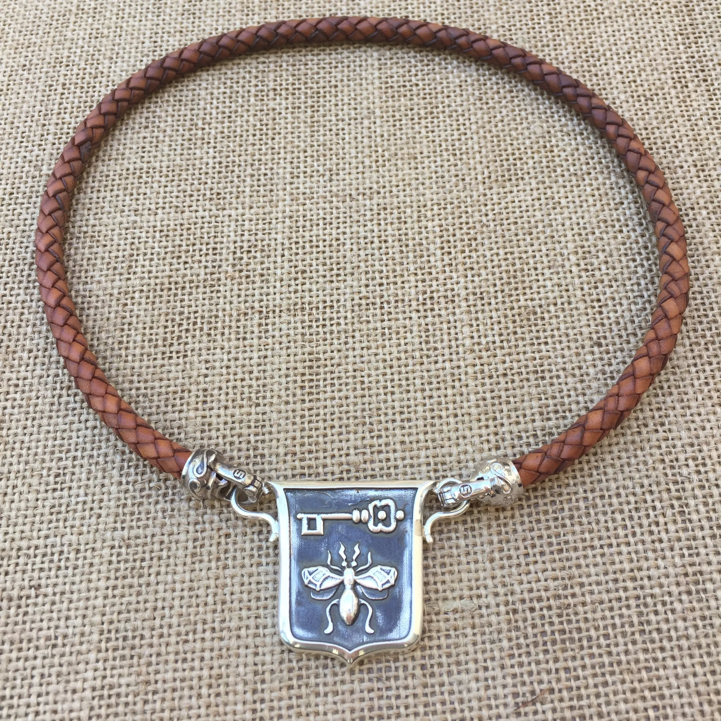 Havana Crest Pendant